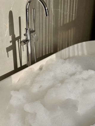 Wellness for you skin🫧. #comfort #wintermood #hottub #christmas #cosy